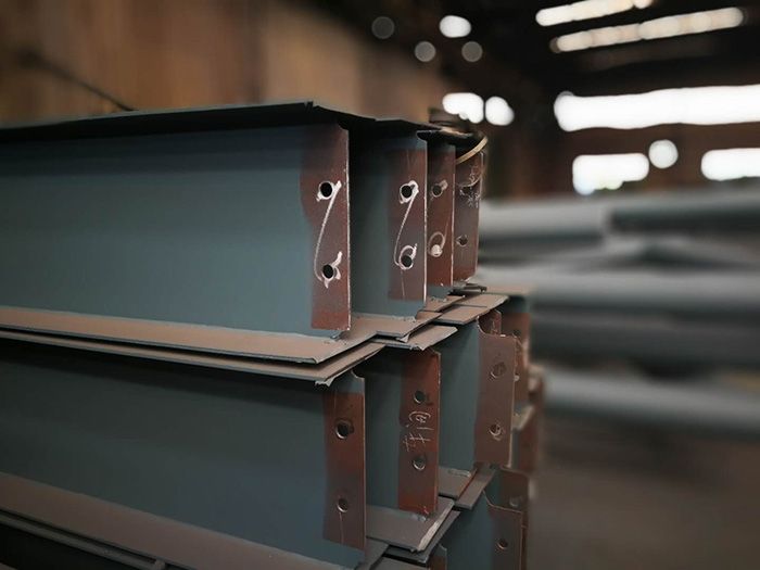 H型鋼梁、格構柱